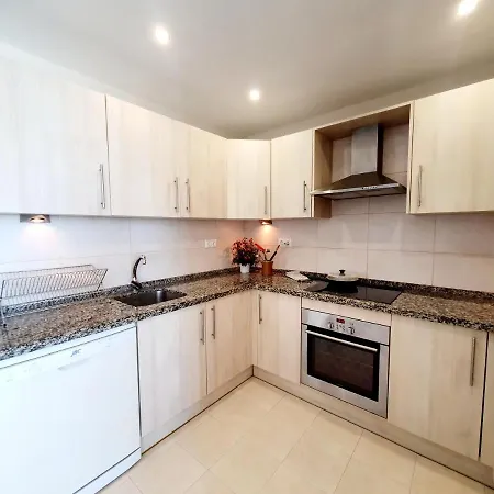 Marina Tower Apartment *